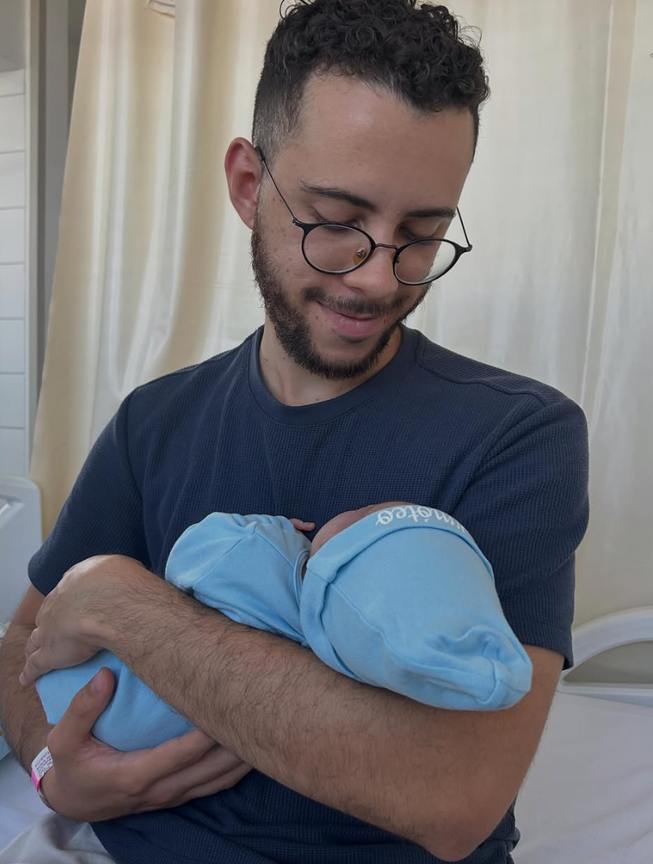 Isaac segurando seu filho Timóteo